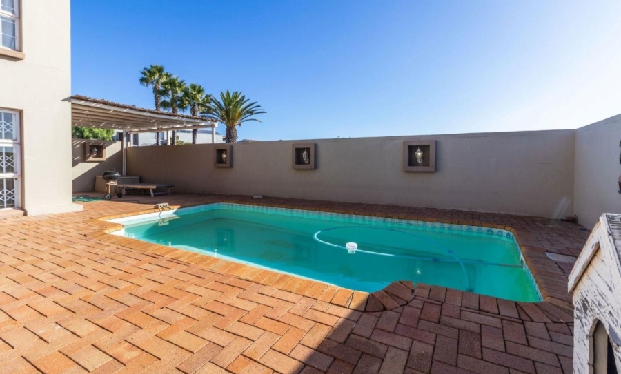 8 Bedroom Property for Sale in Middedorp Western Cape